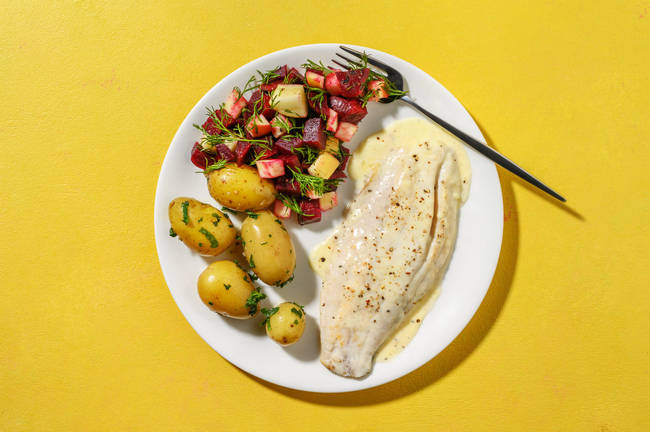 Snabblagad vit fisk i krämig pepparsås