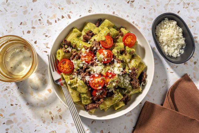 Rigatoni con carne picada y pesto de calabacín