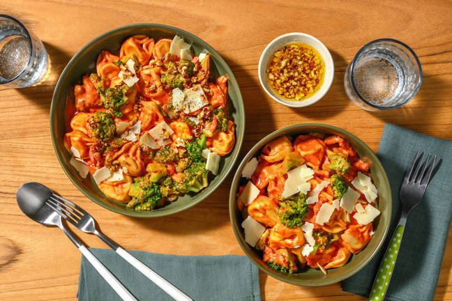 Rask bacontortelloni med ost- og tomatsaus