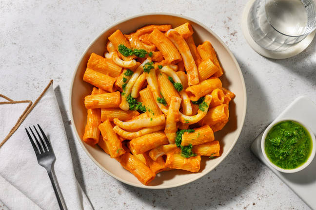Rigatoni con calamar gigante y aceite de perejil