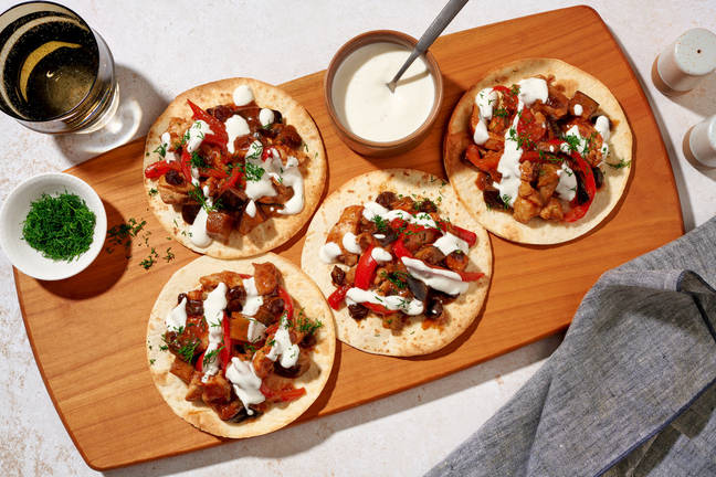 Tacos de tajine au poulet, raisins secs & yaourt