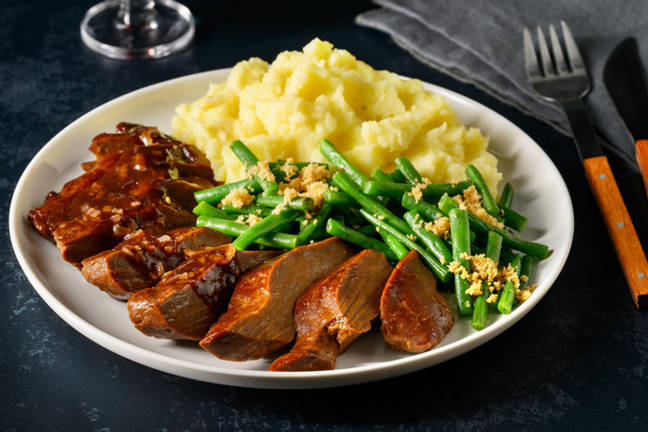 Veganes Steak von planted mit Pflaumensoße