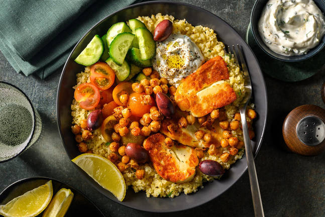 Griechische Bulgur-Bowl mit Bio-Halloumi
