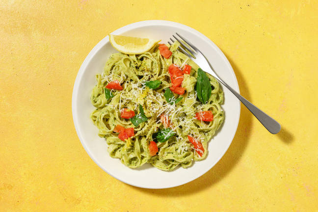 Tagliatelle al pesto cítrico de aguacate con albahaca