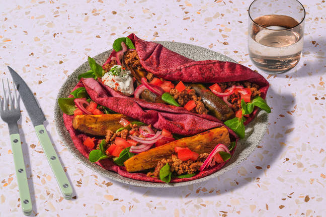 Bietenplatbrood met rundergehakt, aubergine en yoghurtsaus