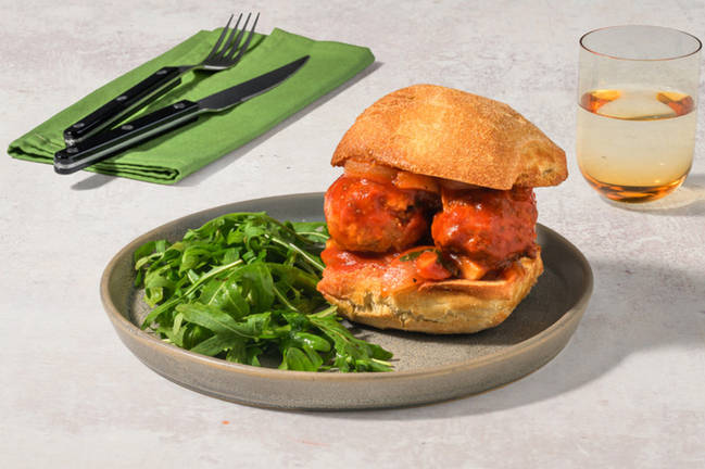 Nuestra chapata de albóndigas con salsa de tomate 