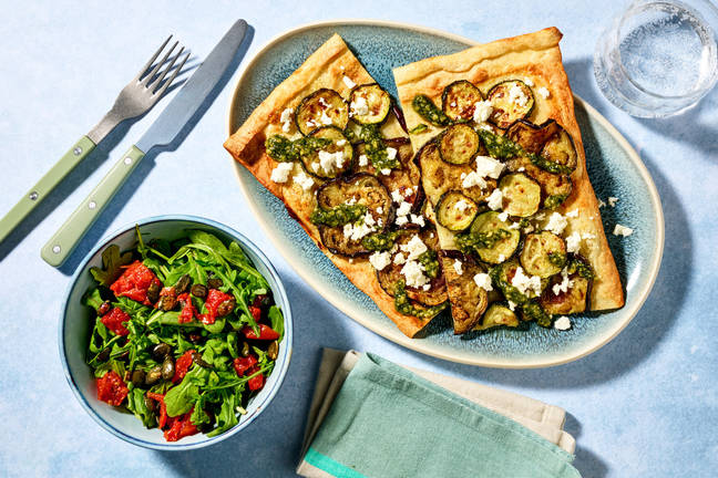 Flammkuchen met aubergine, courgette en zhoug