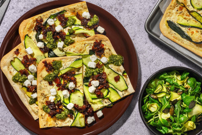 Flammekuchen met geitenkaasbolletjes en dadelcompote