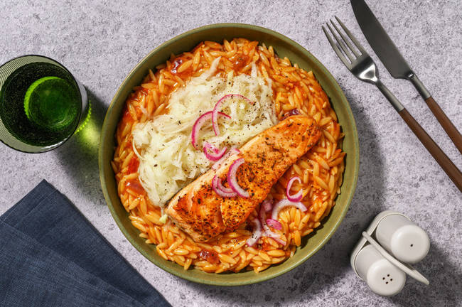 Mediterranes Lachsfilet auf cremigem Orzotto