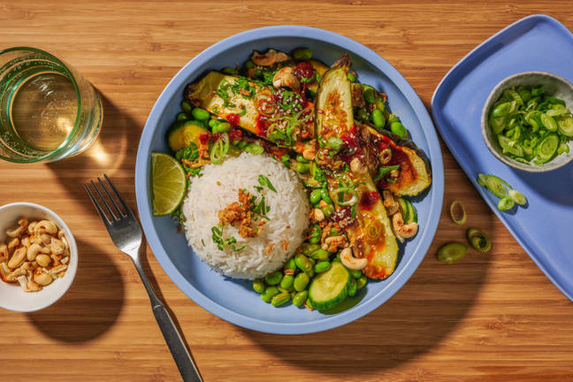 Courgette farcie & salade garnie d'edamame et noix de cajou