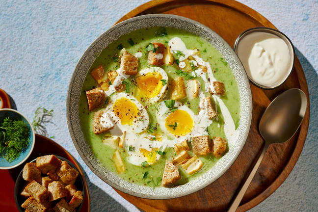 Soupe verte façon « bortsch », œufs durs & croûtons