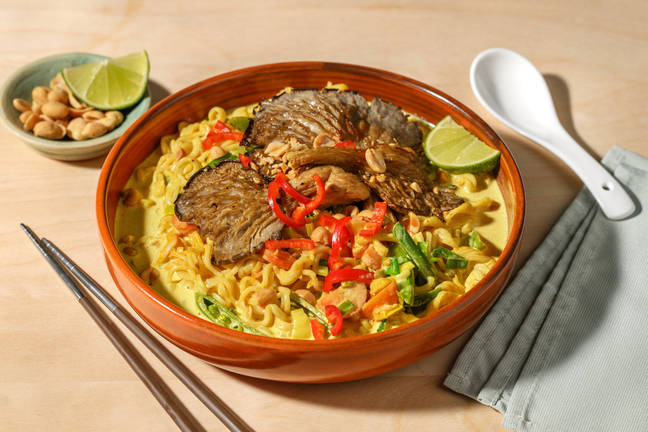 Laksa med ostronskivling och sockerärtor