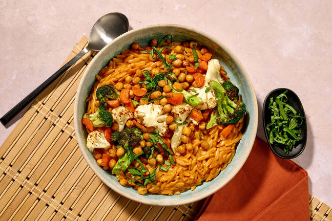 Fusion orzo in currysaus met Thais basilicum