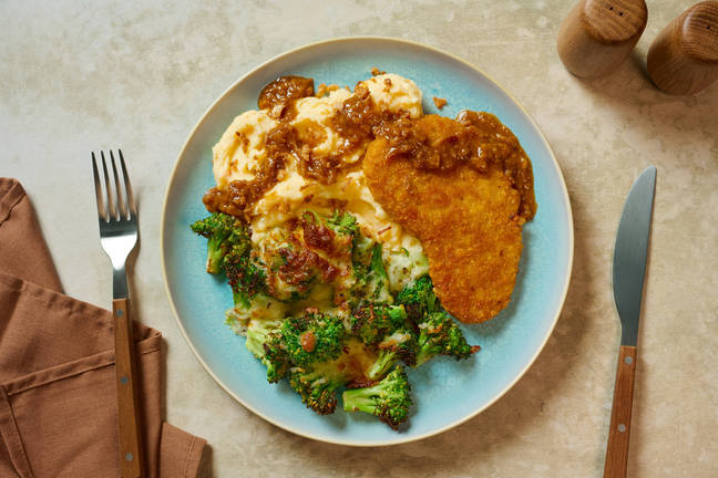 Schnitzel végé au fromage, brocoli & oignons frits