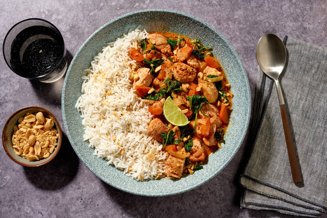 Poulet mijoté parfumé à la noix de coco, cacahuètes & citron vert 
