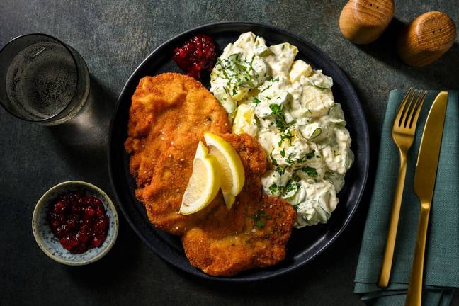 XXL Schnitzel mit extra viel Kartoffelsalat