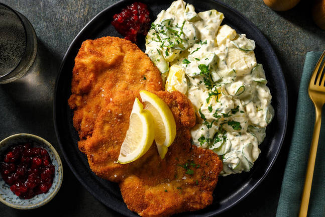 XXL Schnitzel mit extra viel Kartoffelsalat
