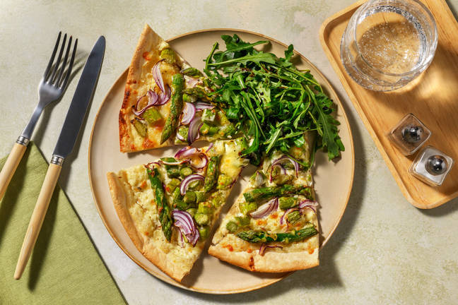 Grüner Spargel auf Flammkuchen