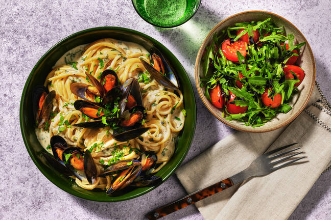 Creamy Garlic Mussel Linguine