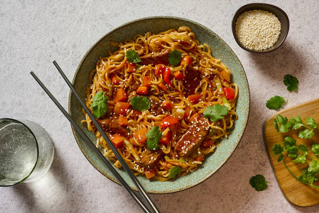Roerbak met biefstuk, noedels en zoete Aziatische saus