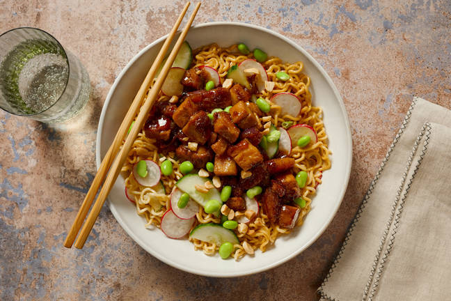 Salade de nouilles au porc teriyaki, edamame & cacahuètes