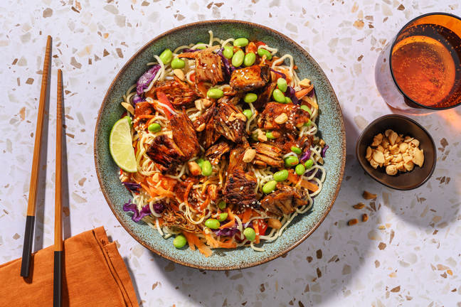 Noedelsalade met sticky veggie kipstukjes en gochujang