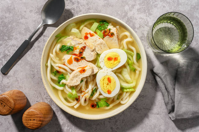 Japanische Udon-Suppe mit Huhn 