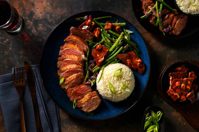 Sriracha-Entenbrust mit luftigem Erdnuss-Honeycomb