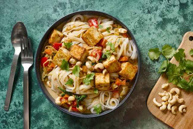 Crispy tofu met noedels en groene-currysaus