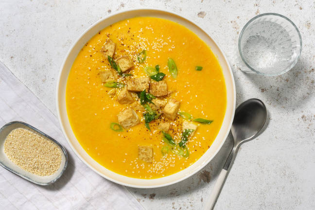 Scharfe Rebli-Suppe mit knusprigem Tofu