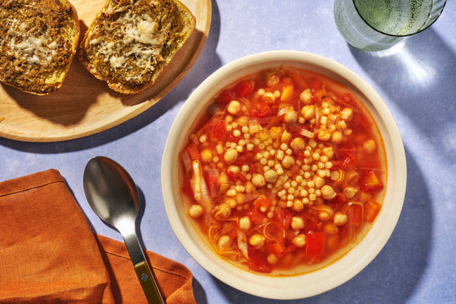 Perlencouscous-Minestrone mit Kichererbsen