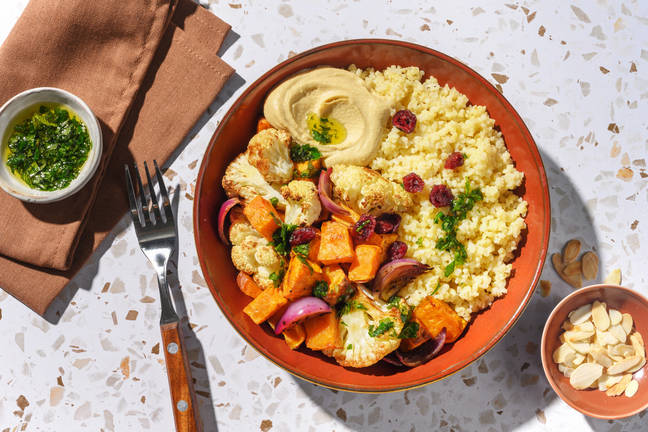 Légumes rôtis garnis de cranberries et houmous