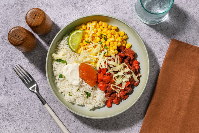 Mexikanische Bowl mit Bohnen und Cheddar