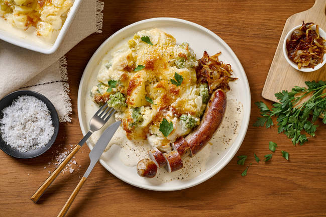 Romanesco-Kartoffelgratin mit Rostbratwurst
