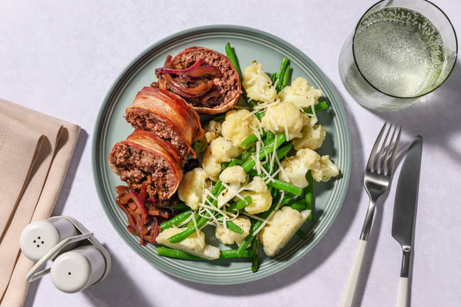 Hackbraten im Baconmantel mit Zwiebelsoße
