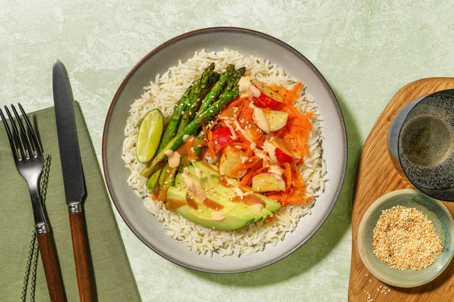 Grüner Spargel auf bunter Asia Bowl mit Avocado