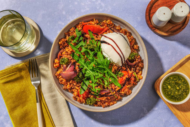 Burrata auf Linsen-Bulgur-Salat mit Pesto