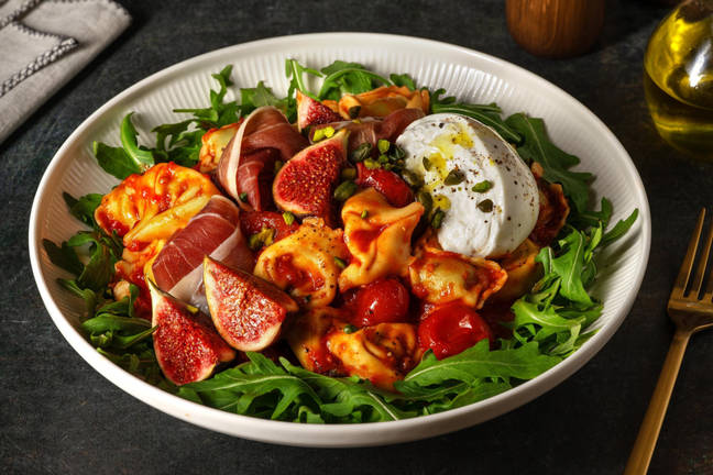 Antipasto tortelloni met serranoham en burrata
