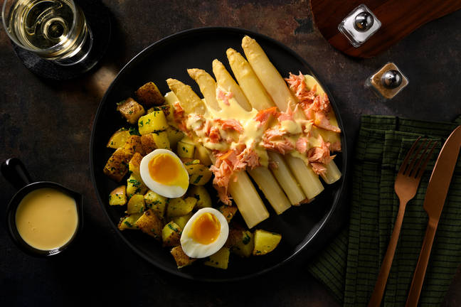 Witte asperges met warmgerookte zalm