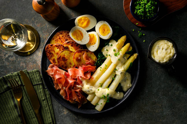 Asperges blanches, prosciutto & sauce estragon