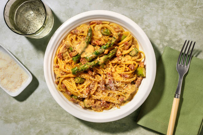 Grüner Spargel auf cremigen Spaghetti