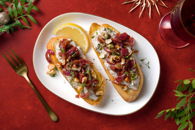 Crostini garnis de crème de champignons parfumée à la truffe, noisettes et citron 