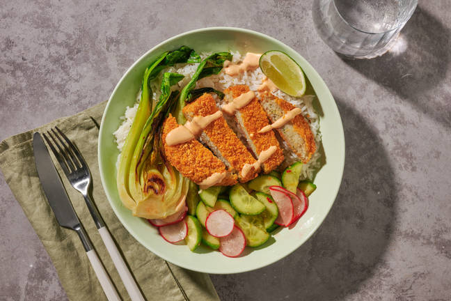 Bunte Reis-Bowl mit knusprigem Fischpatty