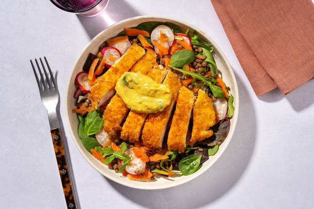 Knuspriges Fischfilet auf buntem Salat mit Senfdressing