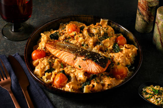 Zalmfilet met romige mafaldine pasta en rode pesto