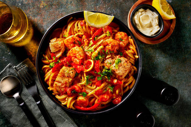 Linguine met zeevruchten en vis op z'n Spaans