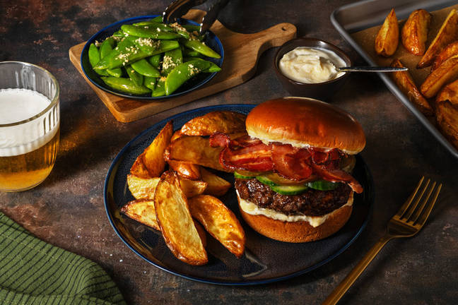 Teriyakiburger met ontbijtspek op brioche