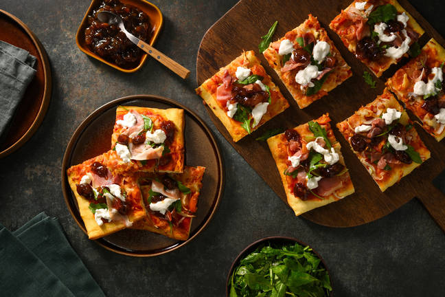 Pizza au prosciutto, burrata & sauce myrtilles