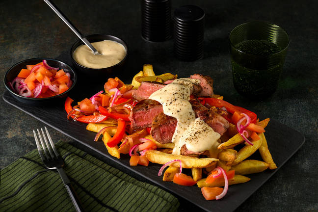 Frites garnies de Philly Cheesesteak