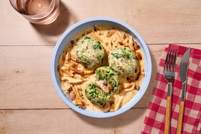 Spinat-Brezenknödel mit Rahmschwammerln